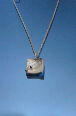 kidekukkanelioriipus