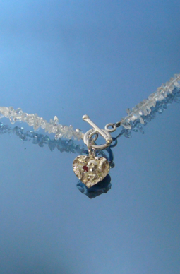 kiitollisuuskivikorusydanriipus